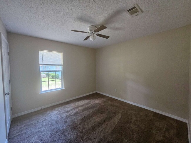 Foto del edificio - "Charming 3-Bed, 2-Bath Retreat Awaits!"