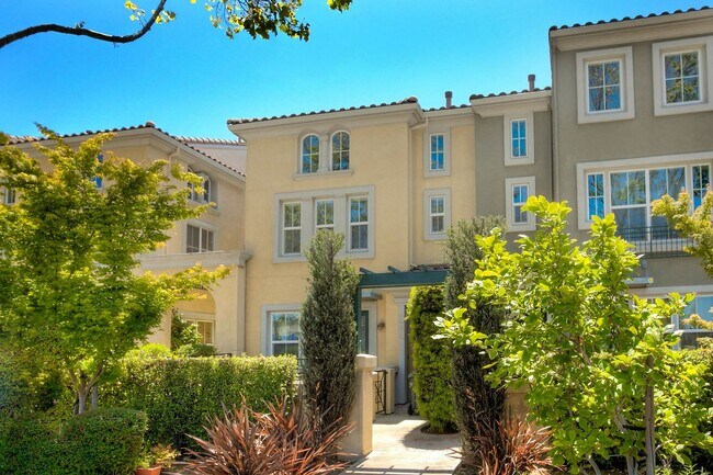 Foto del edificio - Modern Tri-Level Townhouse Just ½ Mile to BART