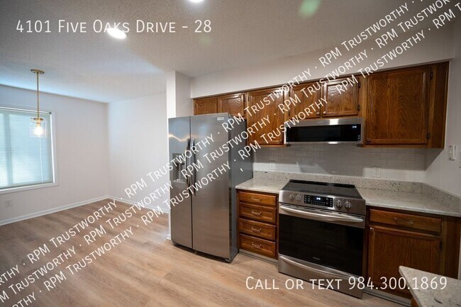 Foto del edificio - 4101 Five Oaks Dr