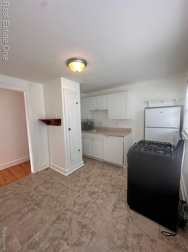 Building Photo - Upper Duplex