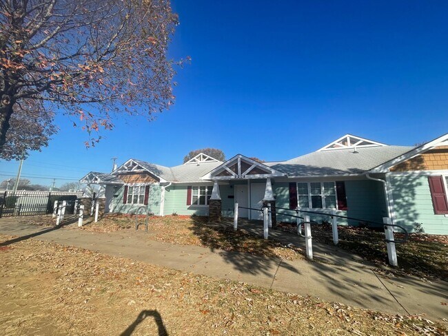 Foto del edificio - 2204 Catherine Simmons Ave