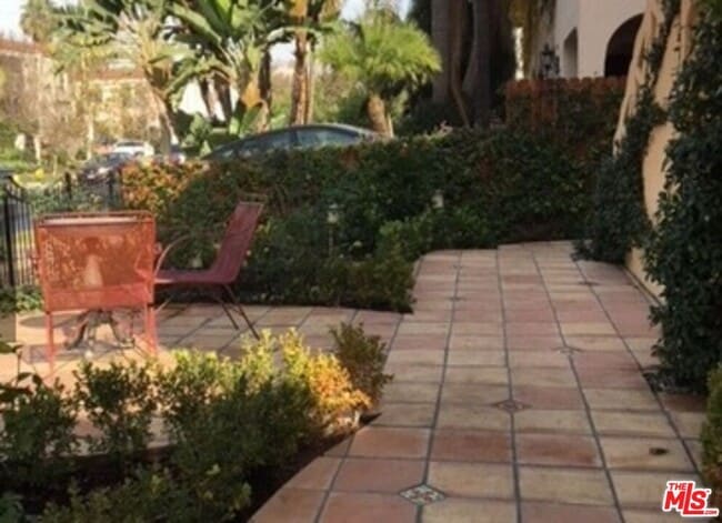 Building Photo - 1122 S Hayworth Ave