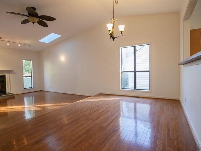 Building Photo - Move in ready 3 bedroom home