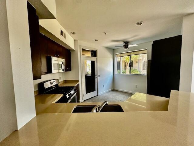 Building Photo - 870 E Palm Canyon Dr