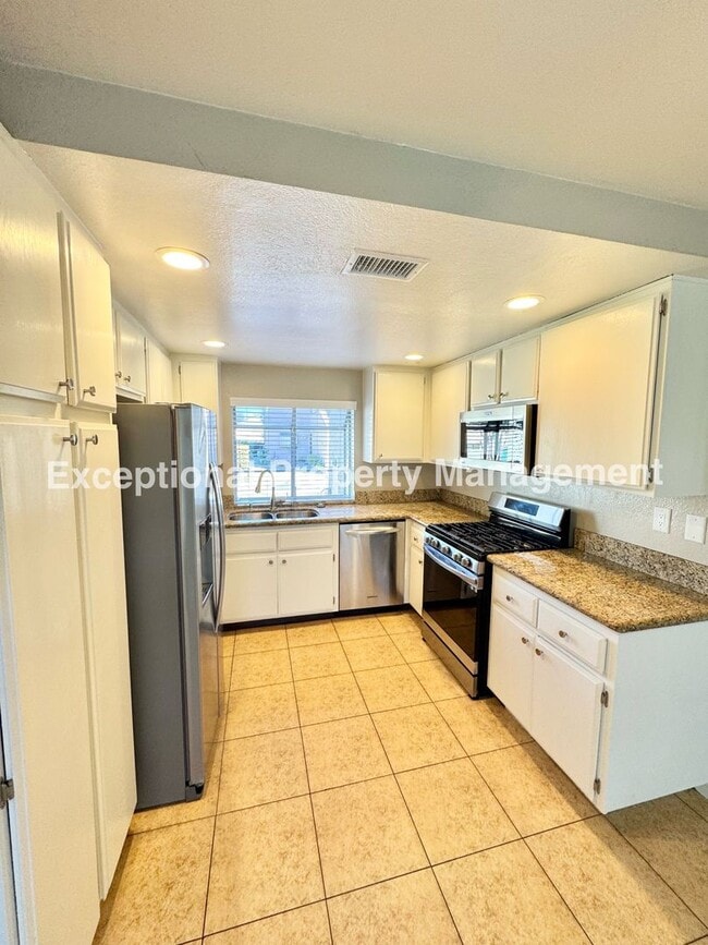 Building Photo - Ready to move in 2 bedroom 3 bath home!