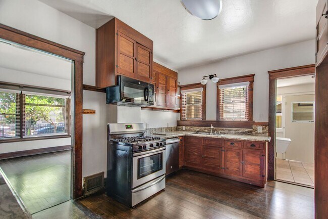 Foto del edificio - Charming craftsman home located in the hig...