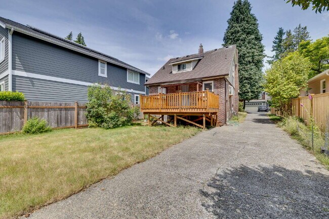 Foto del edificio - Adorable Wedgewood 4 Bedroom Available Now!