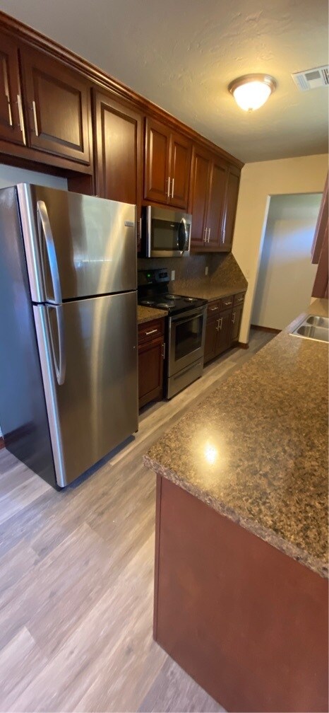 Foto del edificio - 9521 D J L Dr