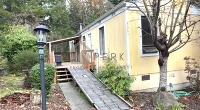 Building Photo - 3063 Oak Bay Rd