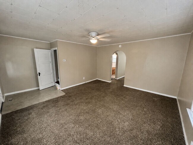 Building Photo - 627 Golfview Dr