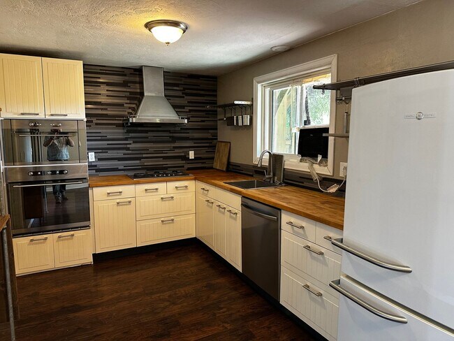 Foto del edificio - 636-400 NW East Thornton Lake Dr
