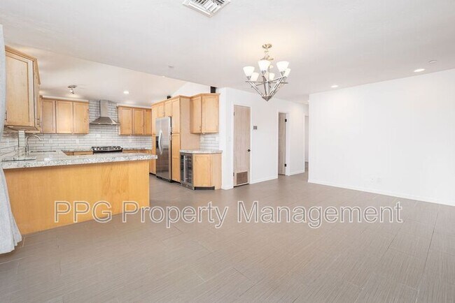 Building Photo - 8718 E Thornwood Dr