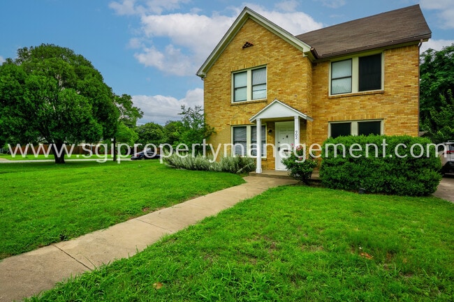 Building Photo - 902 S Oak Cliff Blvd
