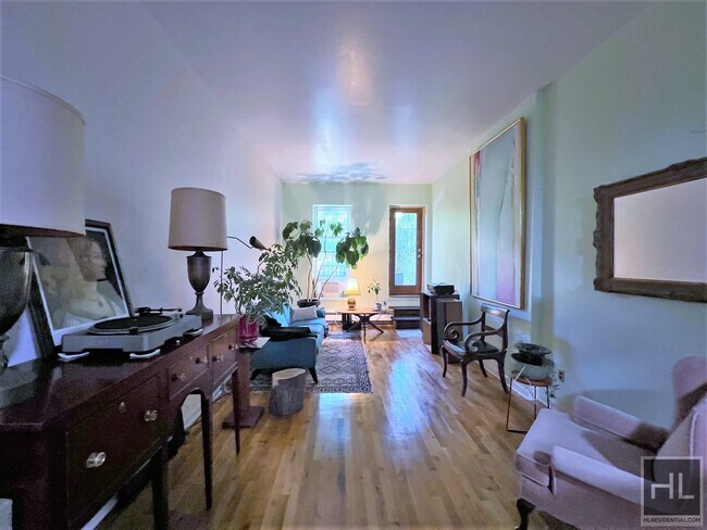 Foto del edificio - Lofty Duplex 2 bedroom/1 Bathroom apt with...