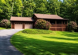 Building Photo - 449 White Schoolhouse Rd