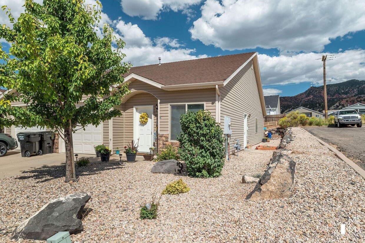 Primary Photo - 3 Bed - 2 Bath, 1 Car Garage Single Level ...