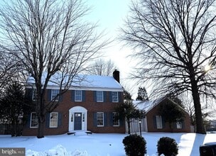 Building Photo - 8659 Bannerwood Dr