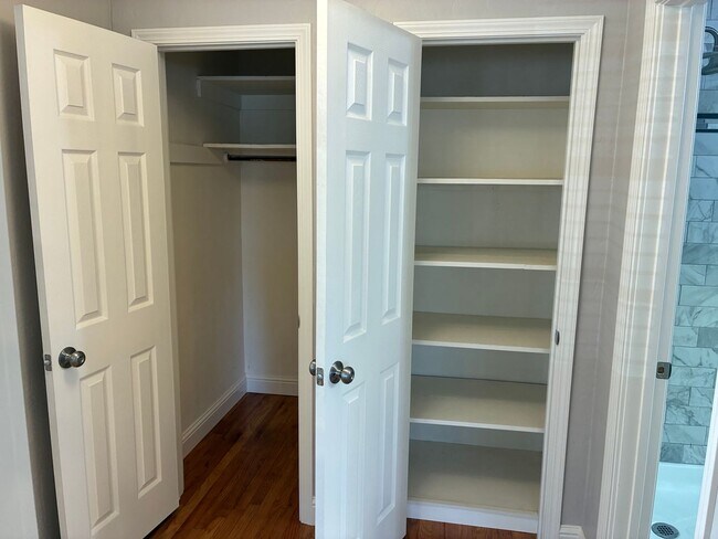 Building Photo - Very Spacious & Updated 1 bedroom/1 bath Apartment