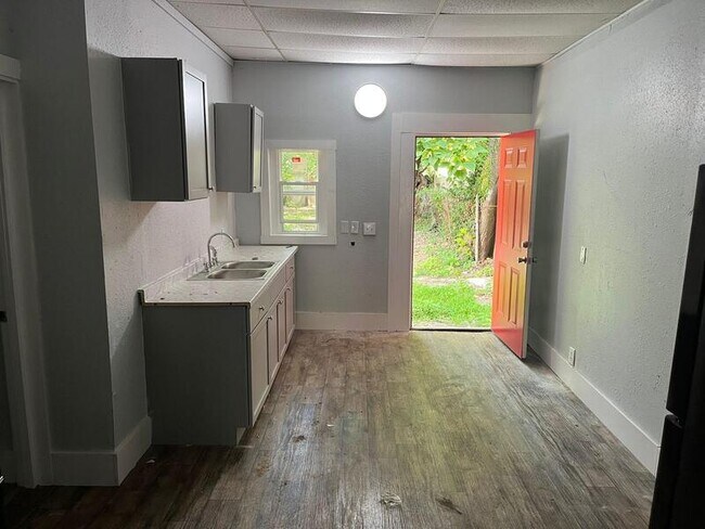 Foto del edificio - 1711 W Kentucky St