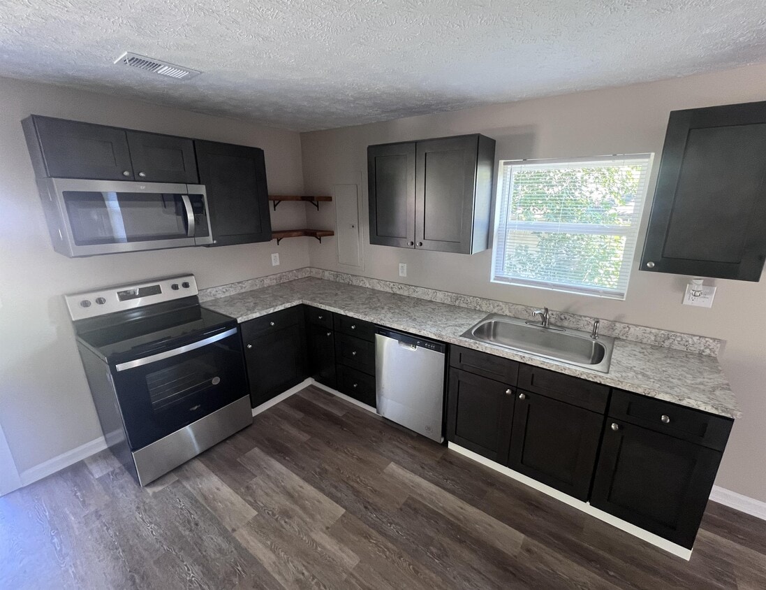 Primary Photo - 208 Glass Ave