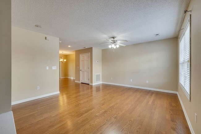 Building Photo - 2 br/ 2.5 bath condo in Johnson City TN