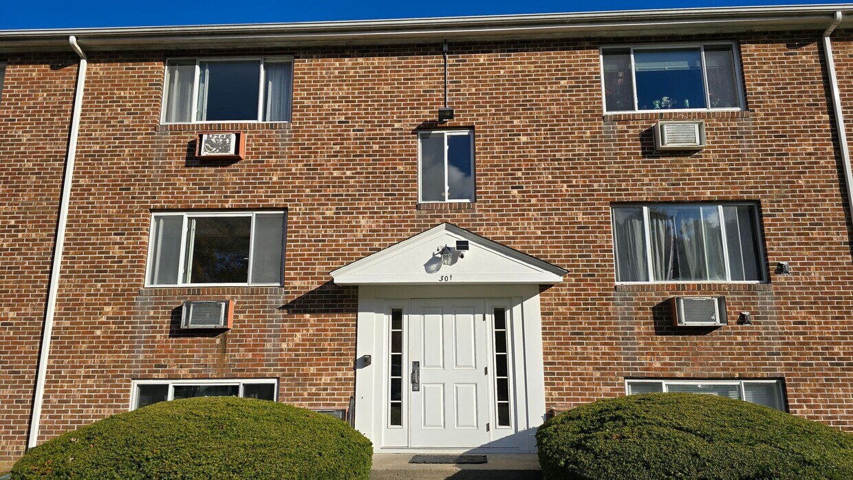 Primary Photo - Hyannis 2 Bedroom - West Main St