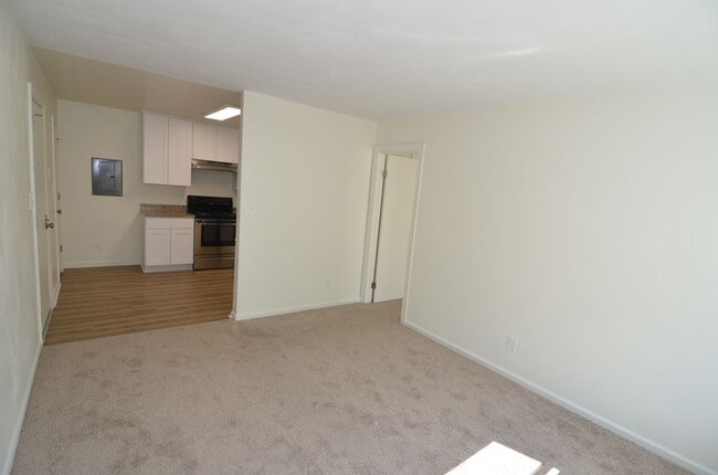 Building Photo - 1 Bedroom 2nd Floor Apartment