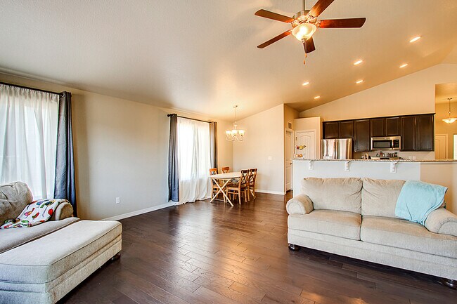 Building Photo - Stunning 5-Bedroom Ranch Style Home with M...