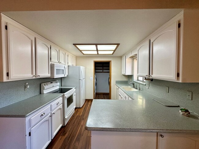 Building Photo - Gorgeous Confidence Home!!