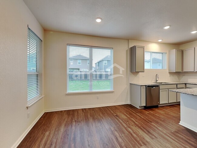 Foto del edificio - 2717 Lillybrook Ln