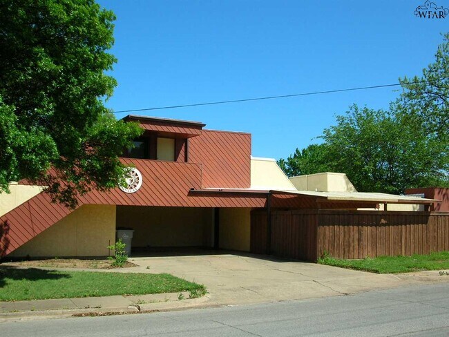 Building Photo - 2001 Santa Fe St