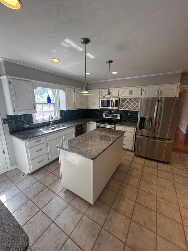 Building Photo - 4BD/3.5BA Germantown Charmer!