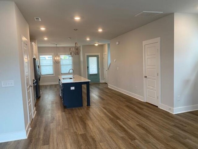 Building Photo - 686 Vine Pkwy