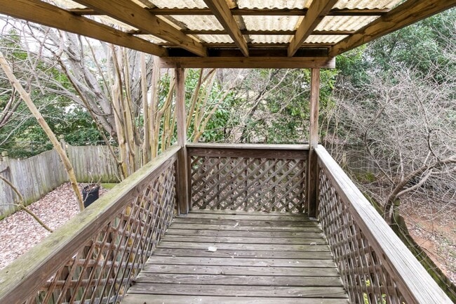 Building Photo - Chic & Spacious Townhome – 3 Beds, 3 Baths...