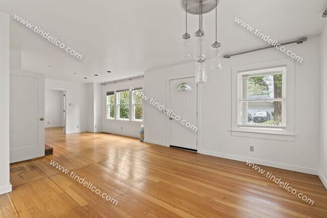 Building Photo - Pet Friendly Cape Cod in Multnomah Village!