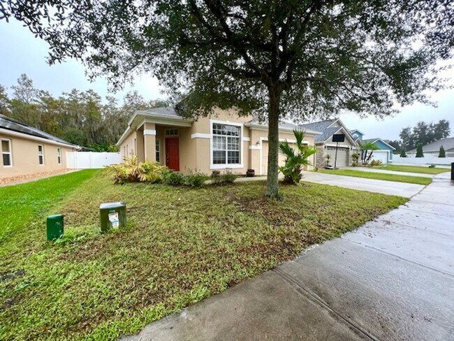 Building Photo - MOVE IN NOW! FRESH Paint!! Spacious 1 stor...