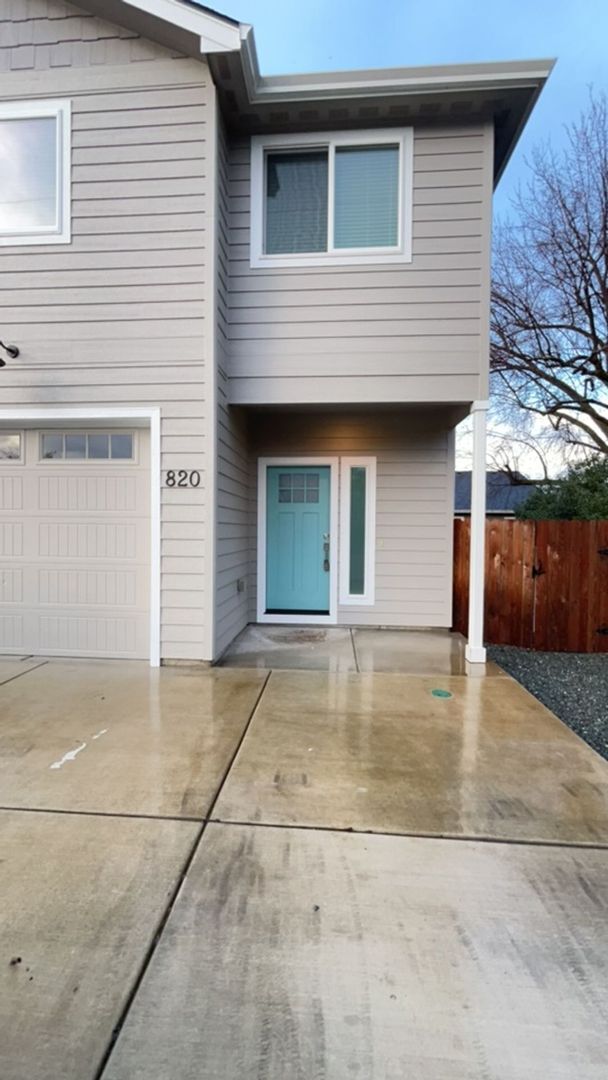 Building Photo - 820-822 Diamond St