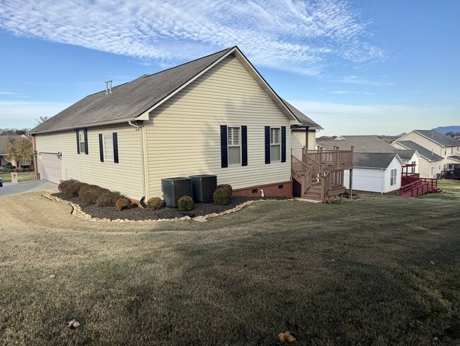 Building Photo - 421 Amberland Ln