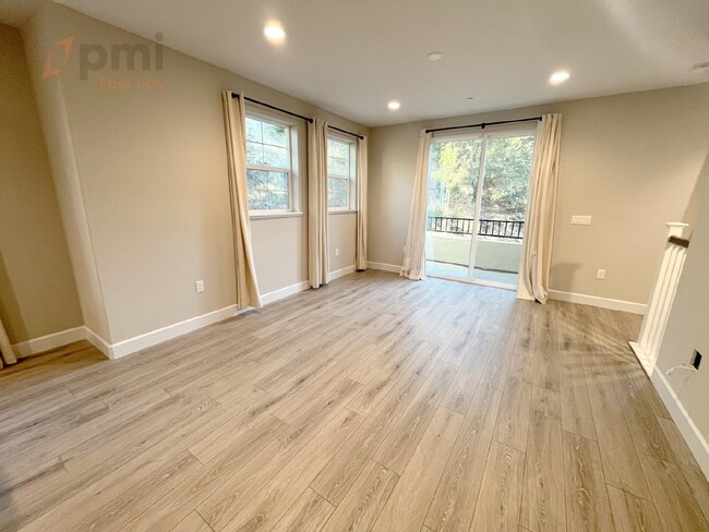 Building Photo - Modern 4-Bedroom Townhouse in Muir Heights...