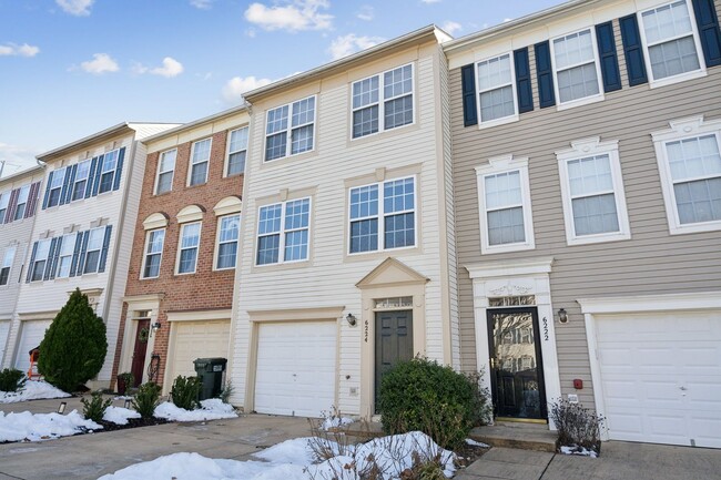 Building Photo - Stunning 3 bed 2 bath townhome in Kingstowne!