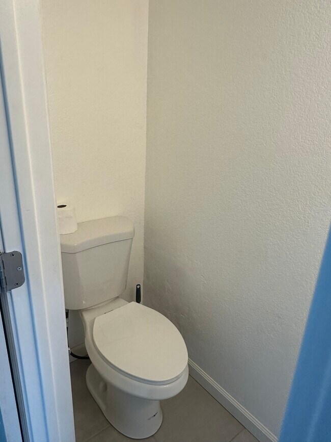 Foto del edificio - 13910 Lear Blvd