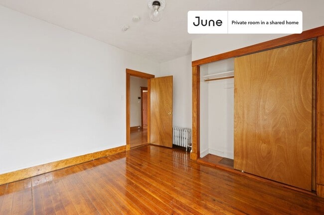 Building Photo - Room in Shared 4 bed/1 bath home