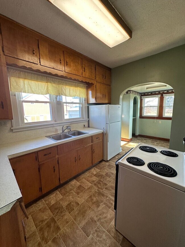 Building Photo - Two Bedroom House