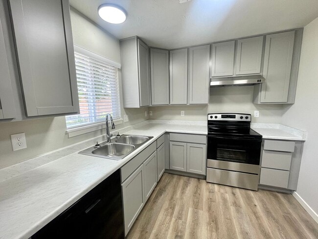 Building Photo - 1011 De La Vista Ln