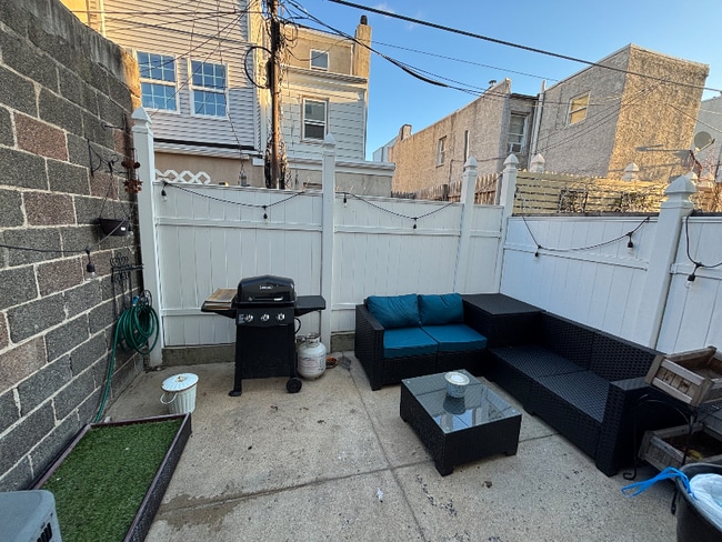 Building Photo - 527 Titan St