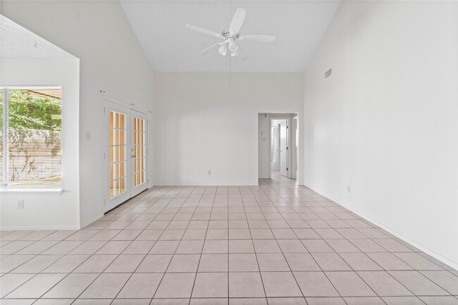 Foto del edificio - 9811 Mill Shadow Dr