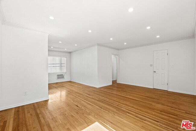 Foto del edificio - 1235 N Harper Ave