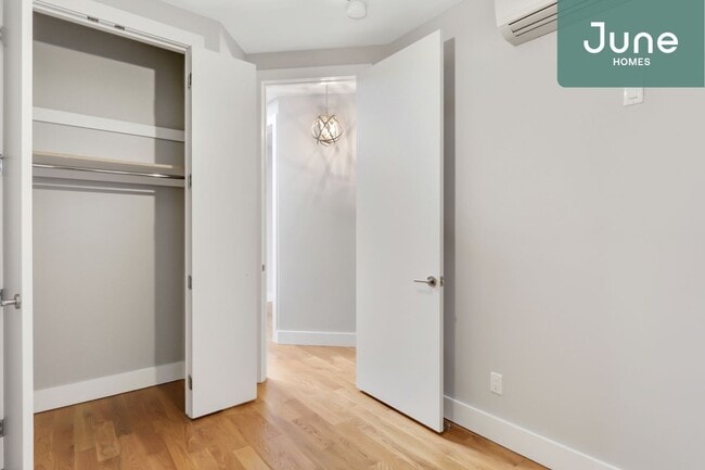 Foto del edificio - ROOM ONLY in 5-bed/2.5-bath Home