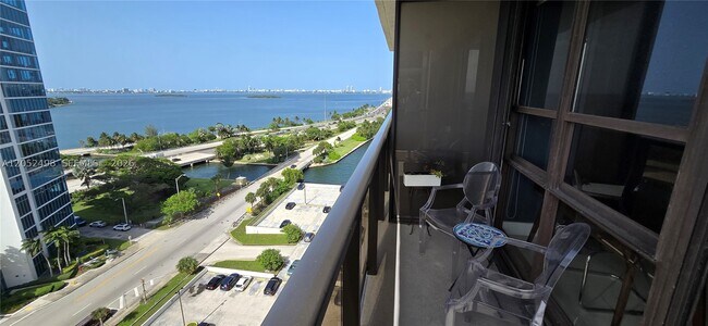 Foto del edificio - 600 NE 36th St