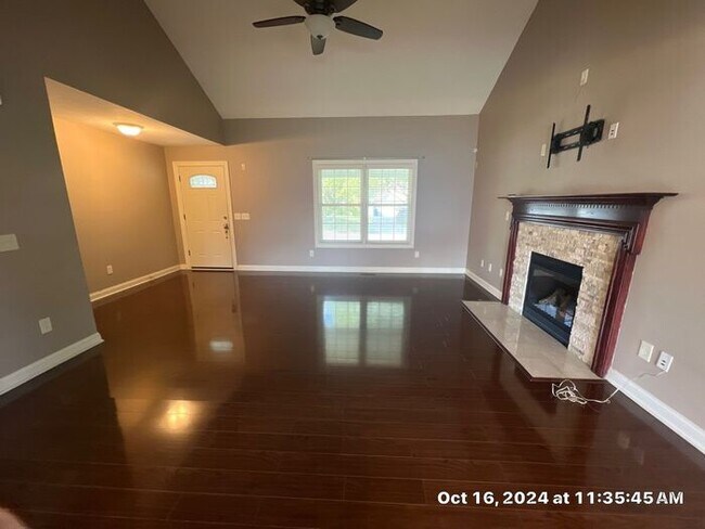 Building Photo - Beautiful Hilliard Home